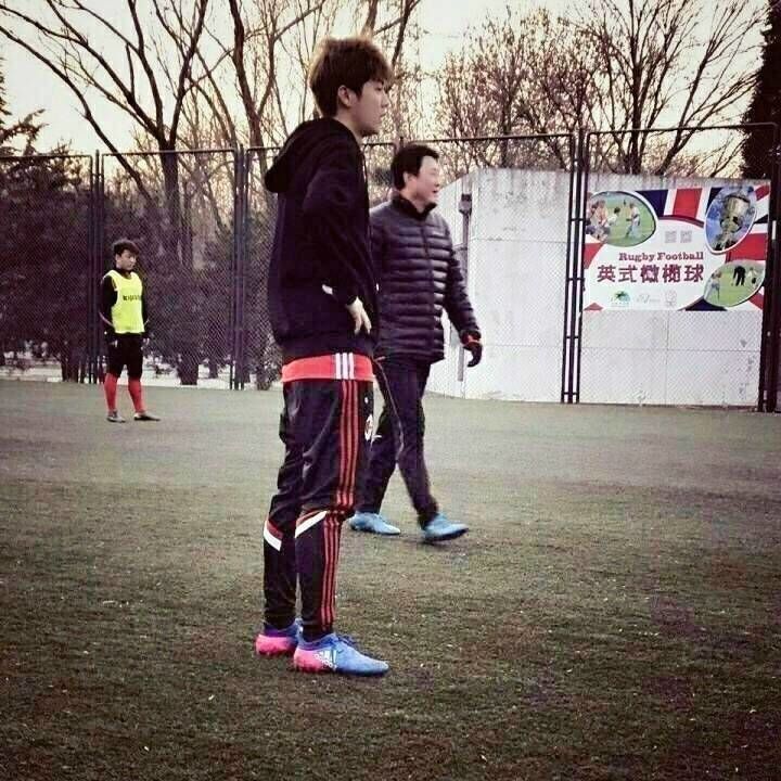 网友晒鹿晗最新踢球合照,171217鹿晗