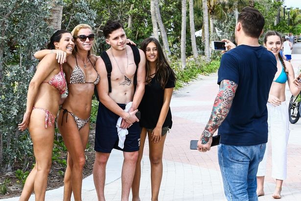 小贝悄悄憋了5年的足球队成立了！送祝福的豁牙小七笑开了花