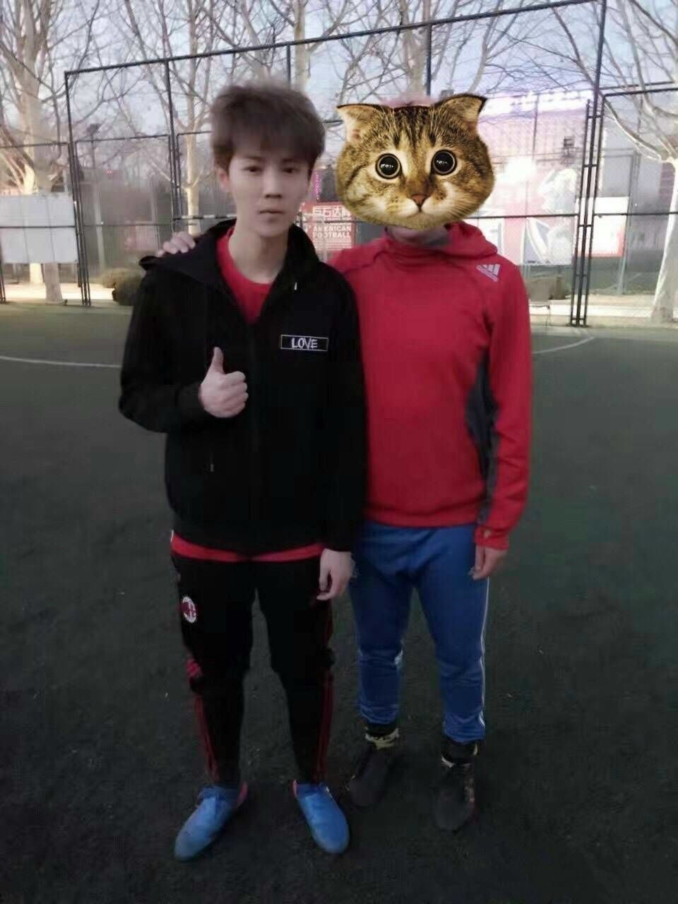 网友晒鹿晗最新踢球合照,171217鹿晗