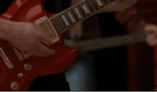 35岁的《欢乐合唱团》男星上吊自杀，是谁逼死了他？