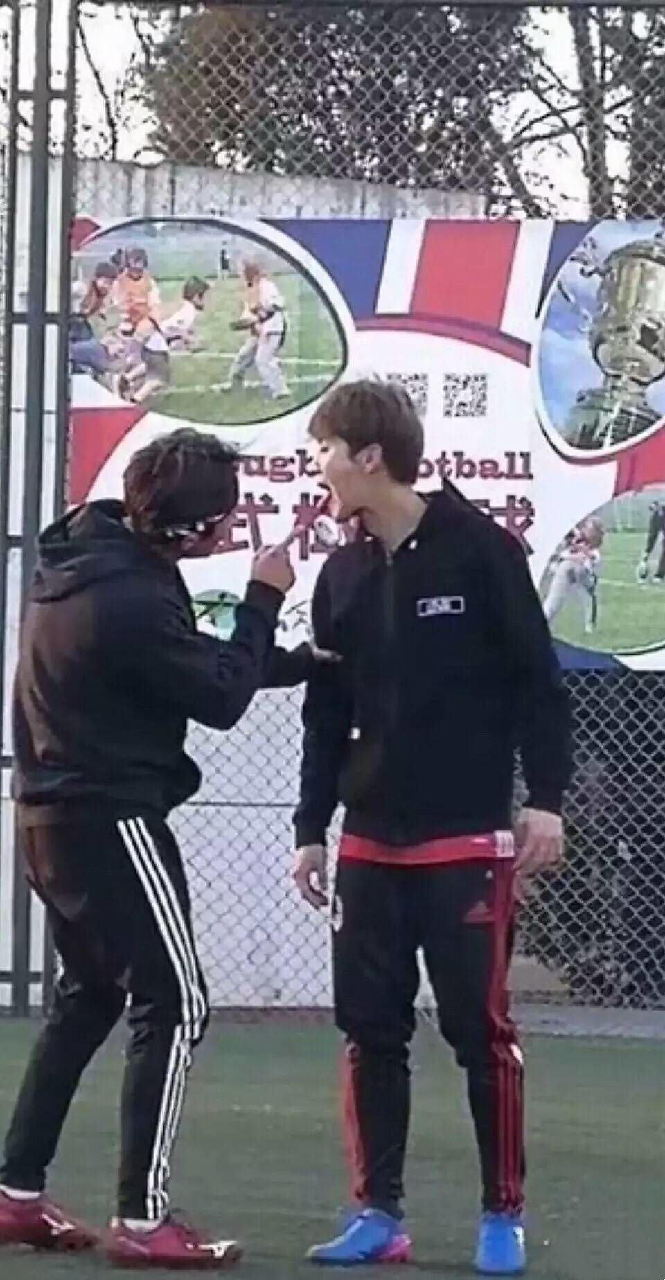 网友晒鹿晗最新踢球合照,171217鹿晗