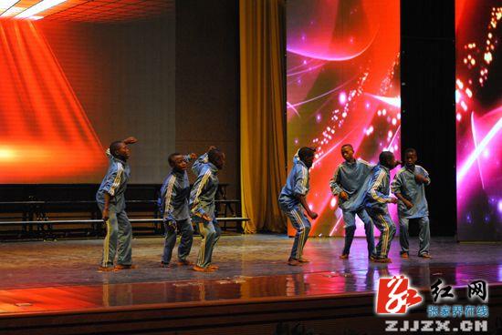 尼日尼亚、韩国小朋友为天门小学足球联欢活动点赞