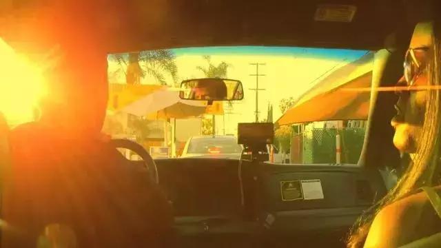 R级儿童片！抽烟喝酒纹身出*身卖**体，但她依然是好妈妈