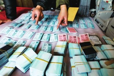 铁路警察抓获假火车票,铁路警方抓获假票案