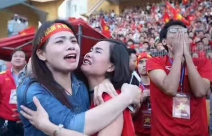 国足1比3负越南队女球迷,越南女球迷直播镜头