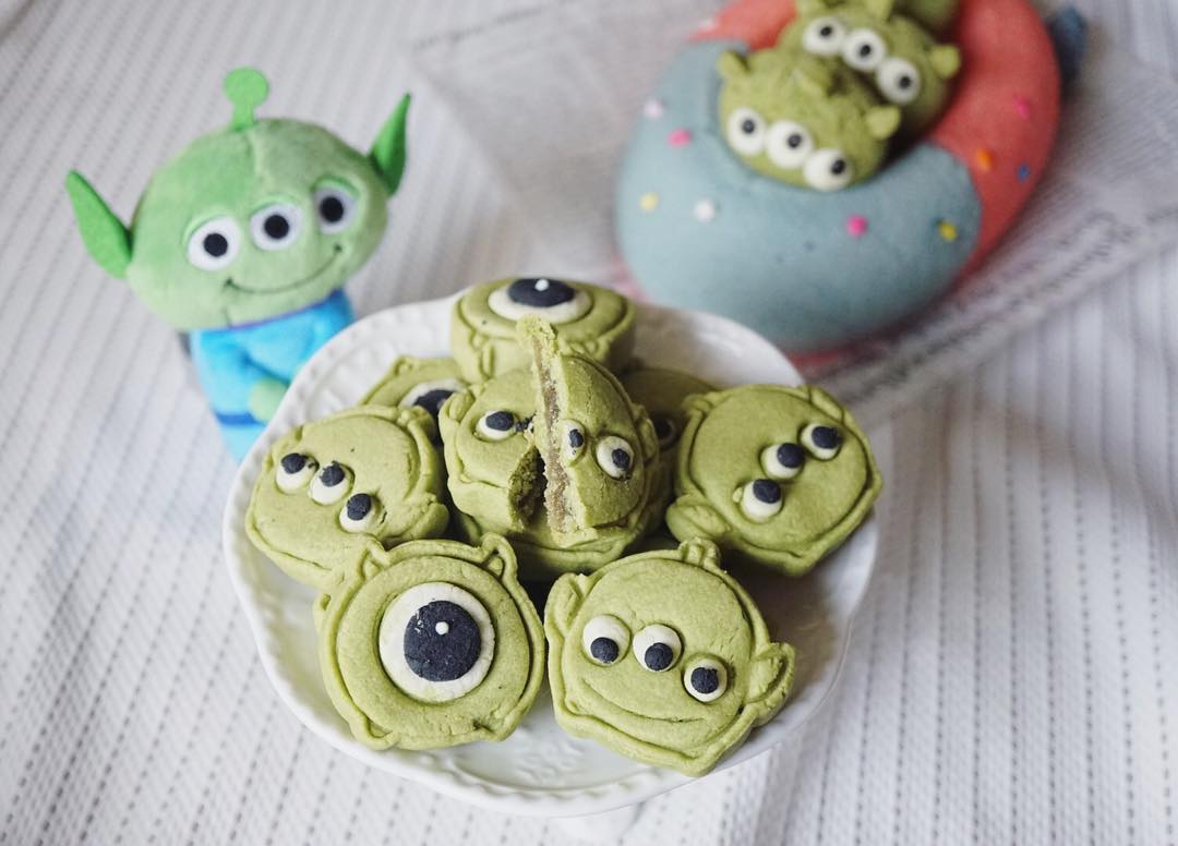 她用蛋糕，做了一个迪士尼亲友团