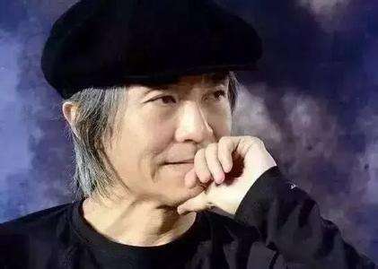 周星驰为啥头发全白了,周星驰头发为什么会白了