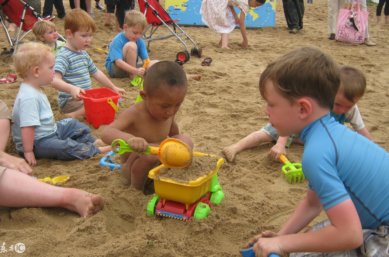 一个小孩子把牙齿吞了,7岁小孩把牙齿吞到肚子里怎么办