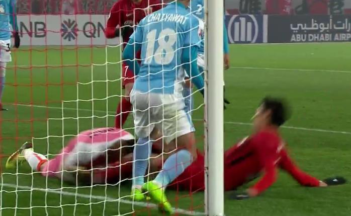 于海亮鞋钉飞铲染黄，胡尔克致歉+向裁判求情，这才是真队长