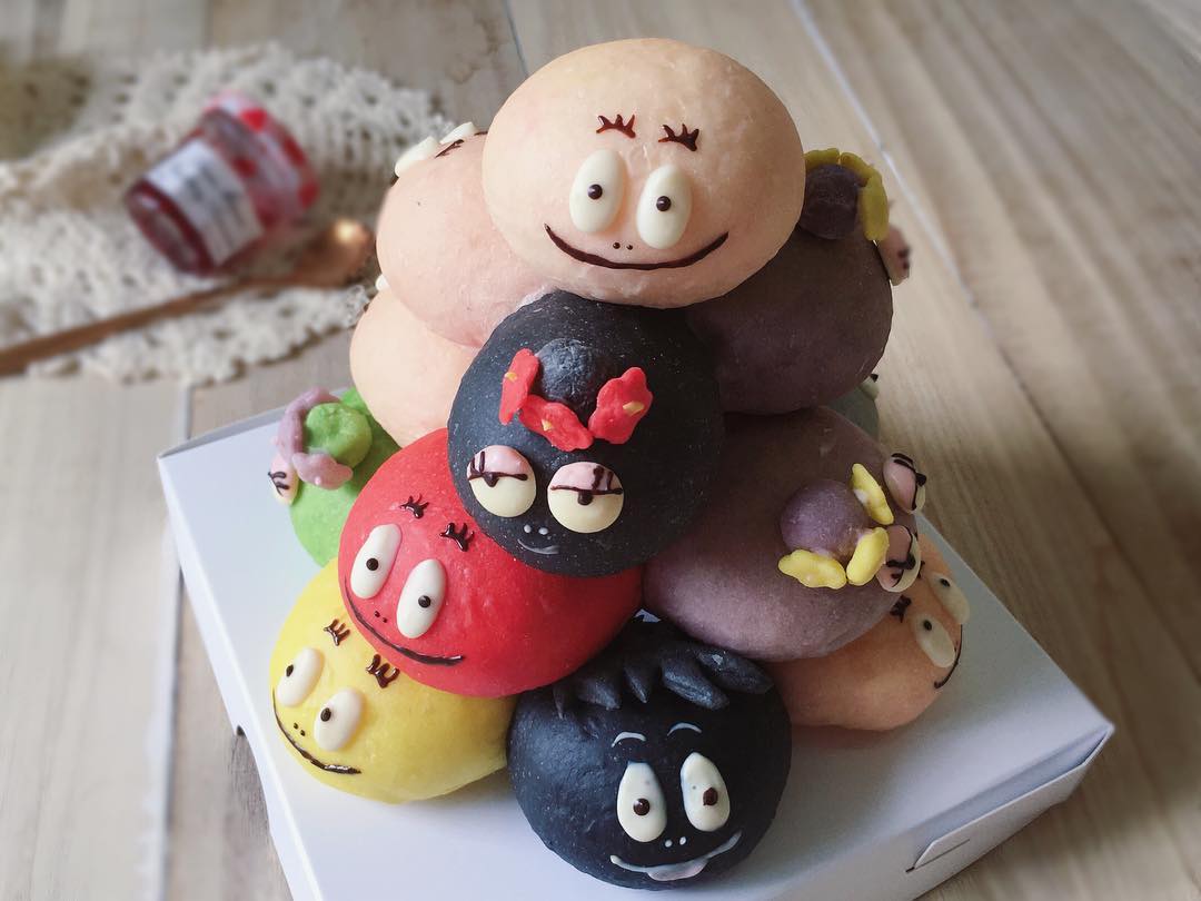 她用蛋糕，做了一个迪士尼亲友团