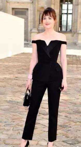 没有晚礼服参加聚会怎么办,年会着装最全攻略年会你穿对了吗