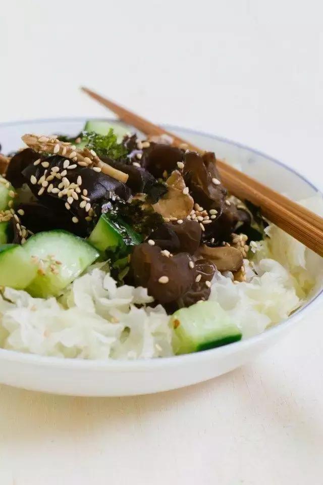 22岁白头发越来越多是有病吗,白头发长出来是缺什么营养