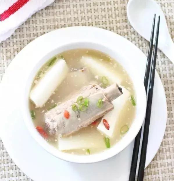 22岁白头发越来越多是有病吗,白头发长出来是缺什么营养