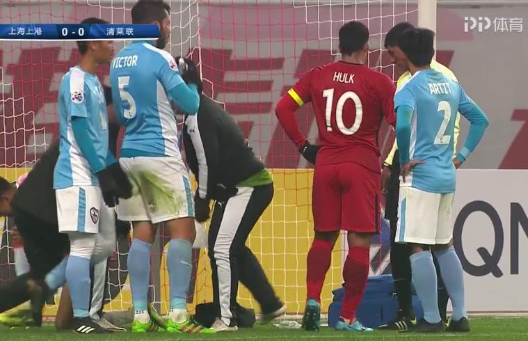 于海亮鞋钉飞铲染黄，胡尔克致歉+向裁判求情，这才是真队长