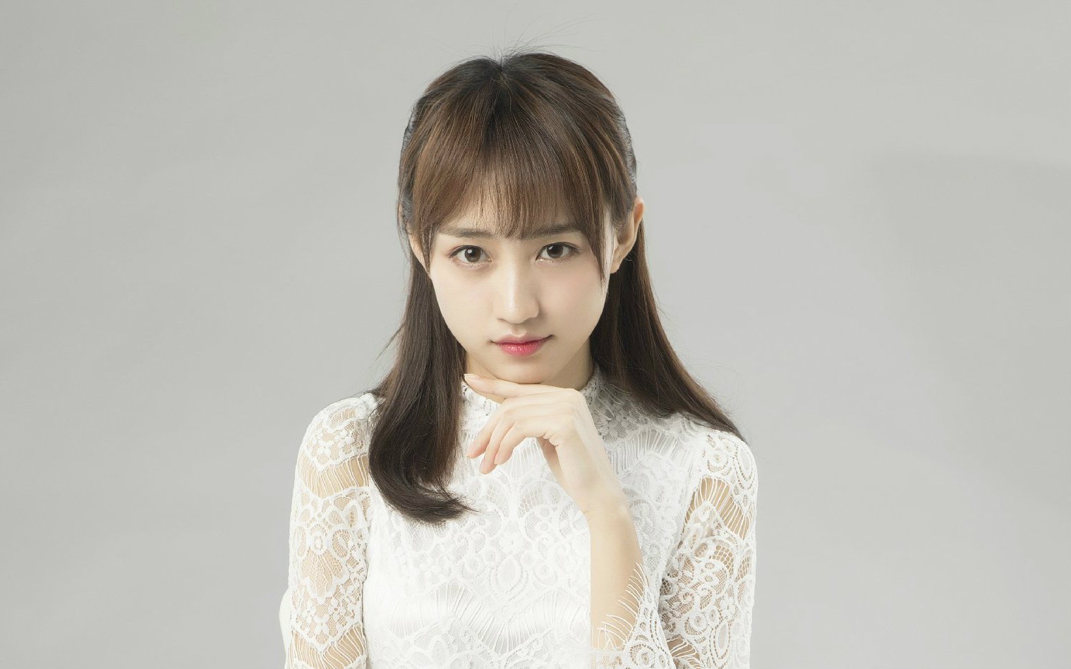 游戏废柴，用自己照片当屏保，可黄婷婷这个自恋girl只给*服私**6分