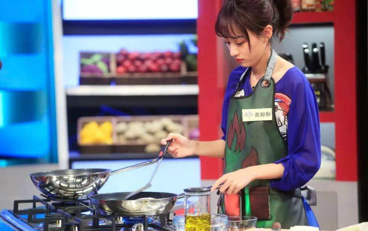 游戏废柴，用自己照片当屏保，可黄婷婷这个自恋girl只给*服私**6分