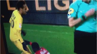 骚气背部停球+戏弄对手，内马尔用挑衅回击挑衅！