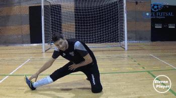 门将k字形封堵劈叉,5人足球门将出击教学