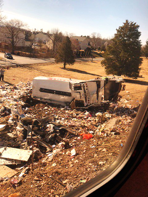 美国火车与大巴车相撞,美国火车与汽车相撞视频