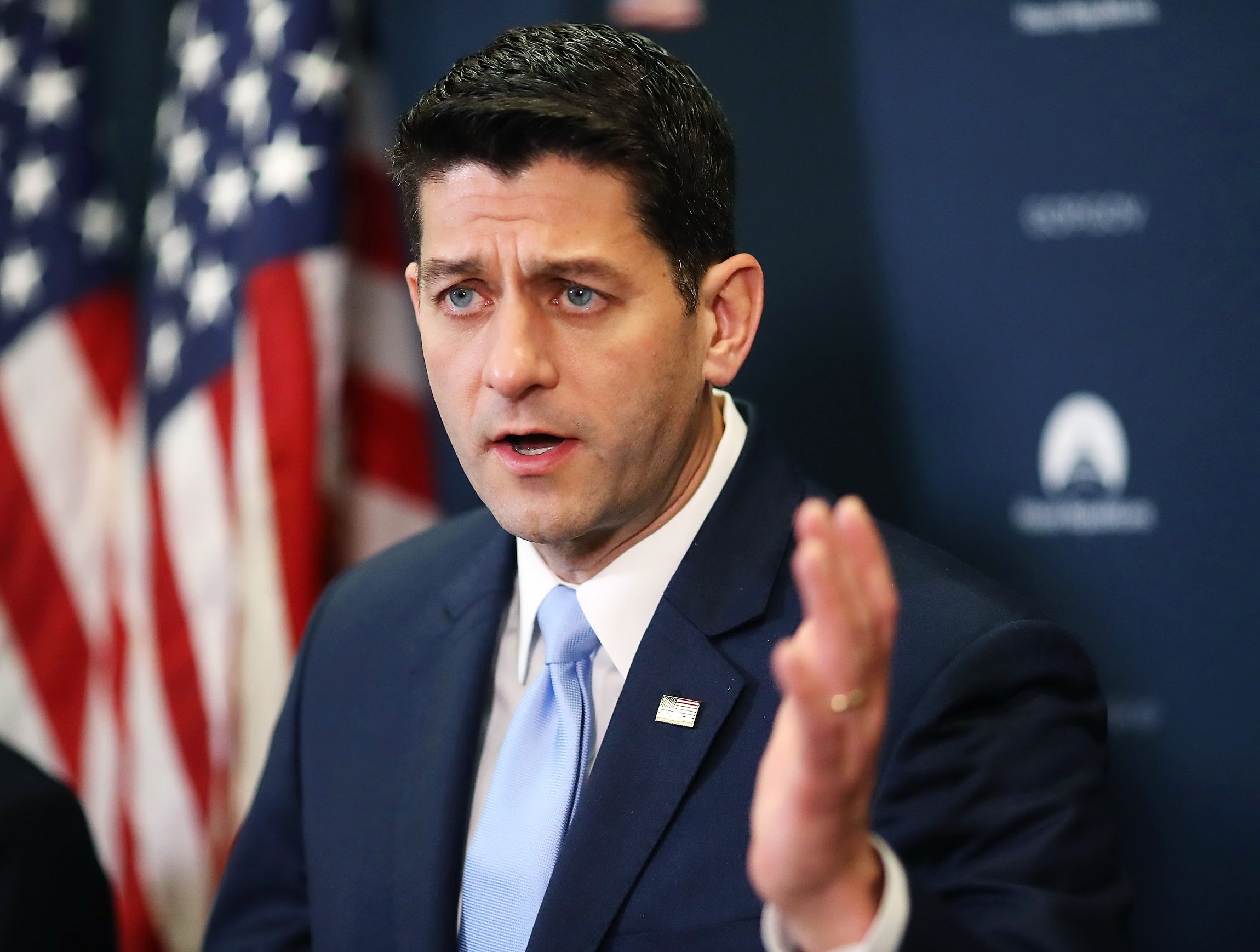 美国火车与大巴车相撞,美国火车与汽车相撞视频