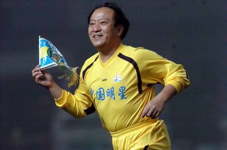 与赵本山齐名的小品艺术家,牛群和冯巩成名