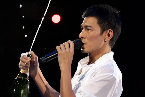 刘德华从来不穿袜子原因,刘德华演唱会歌迷舍不得走