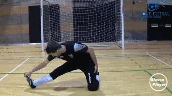 门将k字形封堵劈叉,5人足球门将出击教学