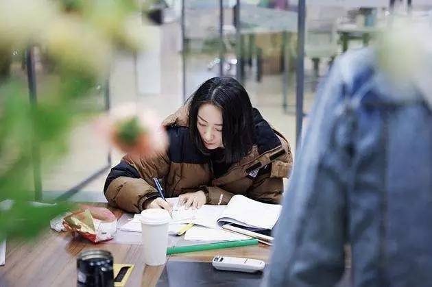 花瓶、炫富……被黑18年的她，如今却凭一档配音节目圈粉无数！