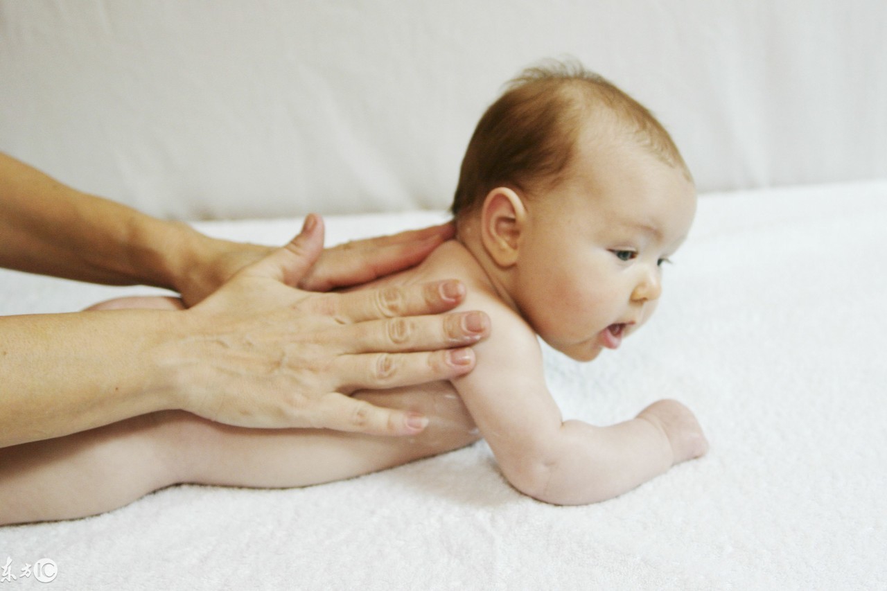 妈妈护理婴儿湿疹的妙招,湿疹流黄水头垢怎么去除婴儿