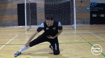 门将k字形封堵劈叉,5人足球门将出击教学