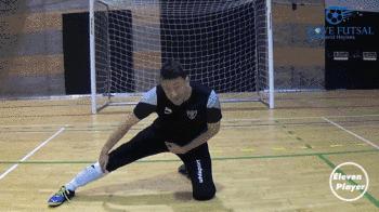 门将k字形封堵劈叉,5人足球门将出击教学