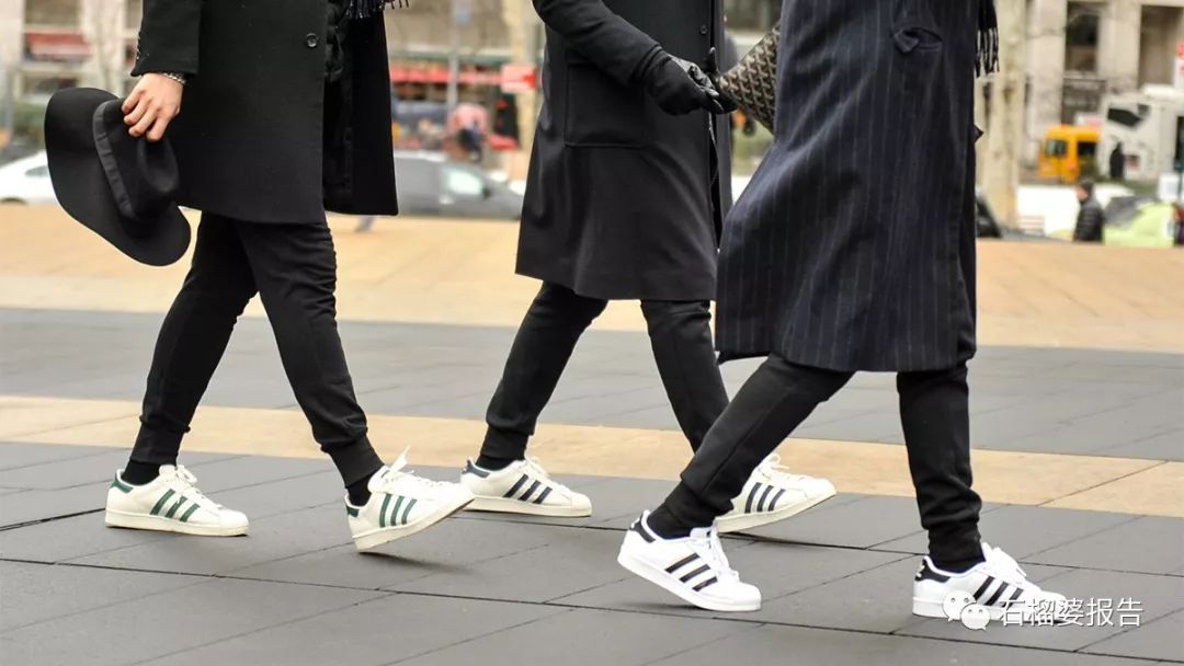 今年最流行的小黑鞋,小白鞋和拼色熊猫鞋哪个更好搭配