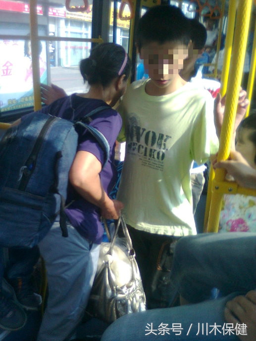 老人站不直腿不能坐,老人腰椎疼坐卧不起