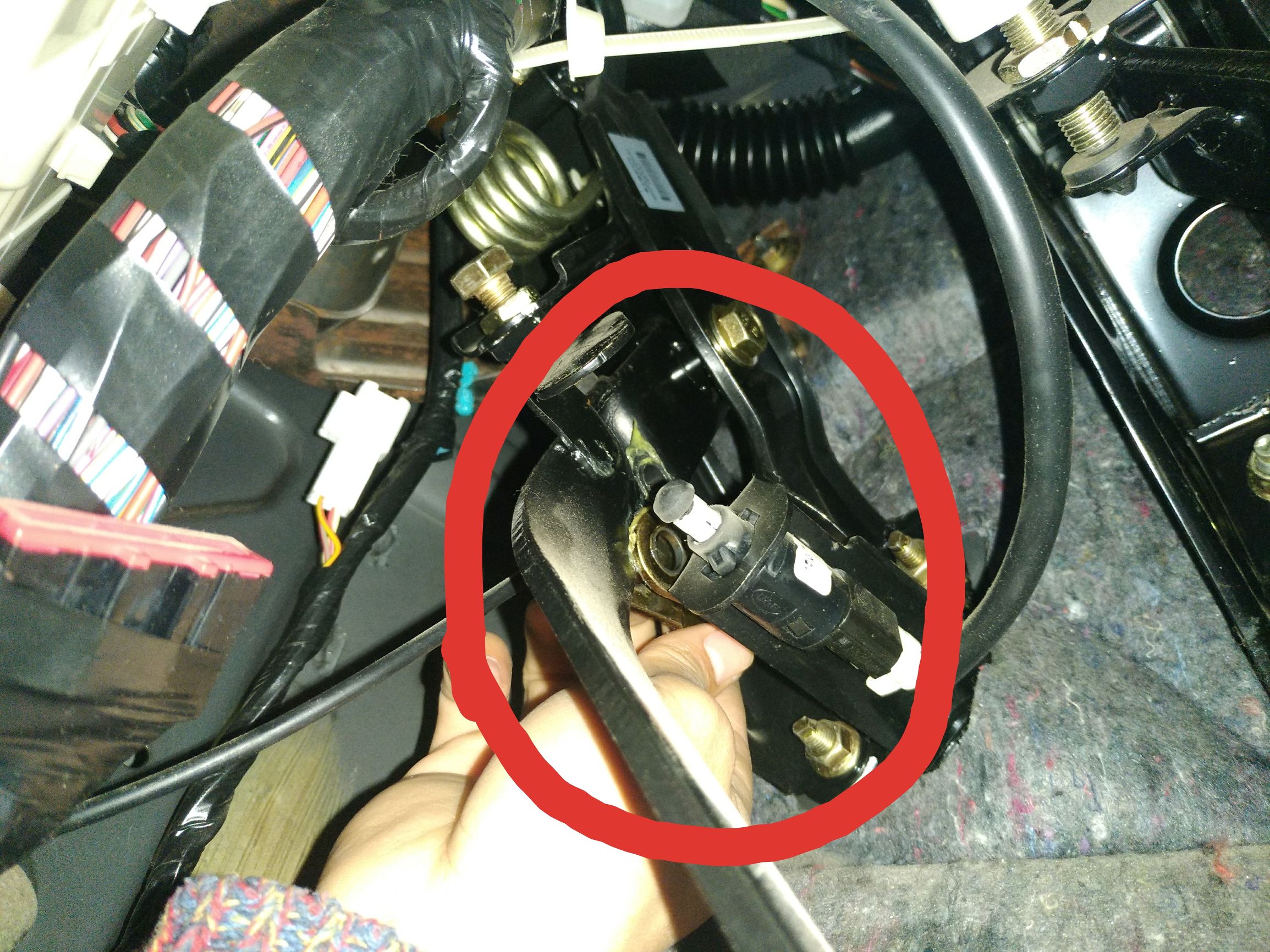 比亚迪f3离合器踏板突然失效,比亚迪f3离合器踩下去弹不上来