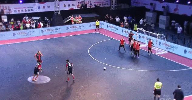 小罗五人制足球,足球精灵小罗过人技巧