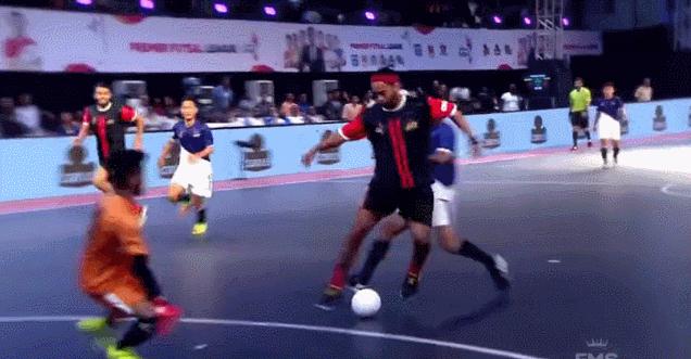 小罗五人制足球,足球精灵小罗过人技巧