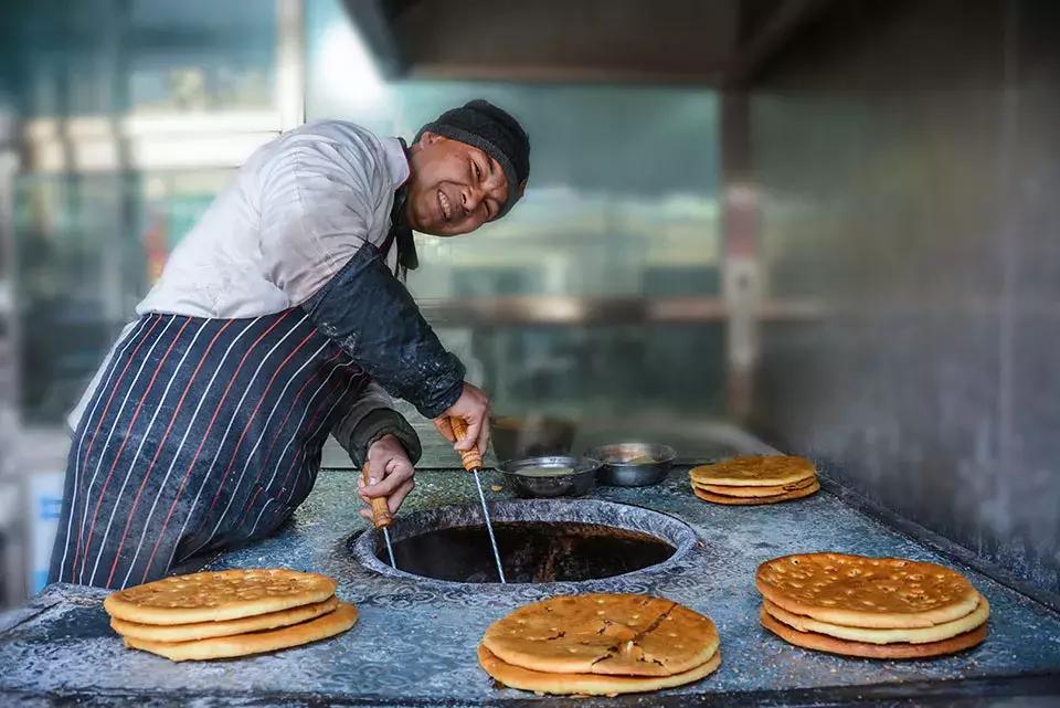 昌吉哪一家的馕做的好吃,昌吉最好吃的馕饼