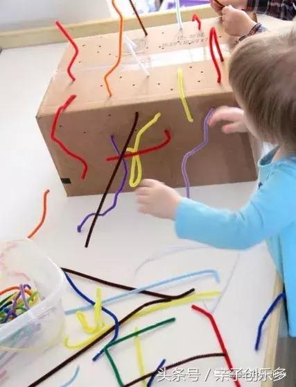 周末在家给孩子做什么玩具,熊孩子在家玩手机