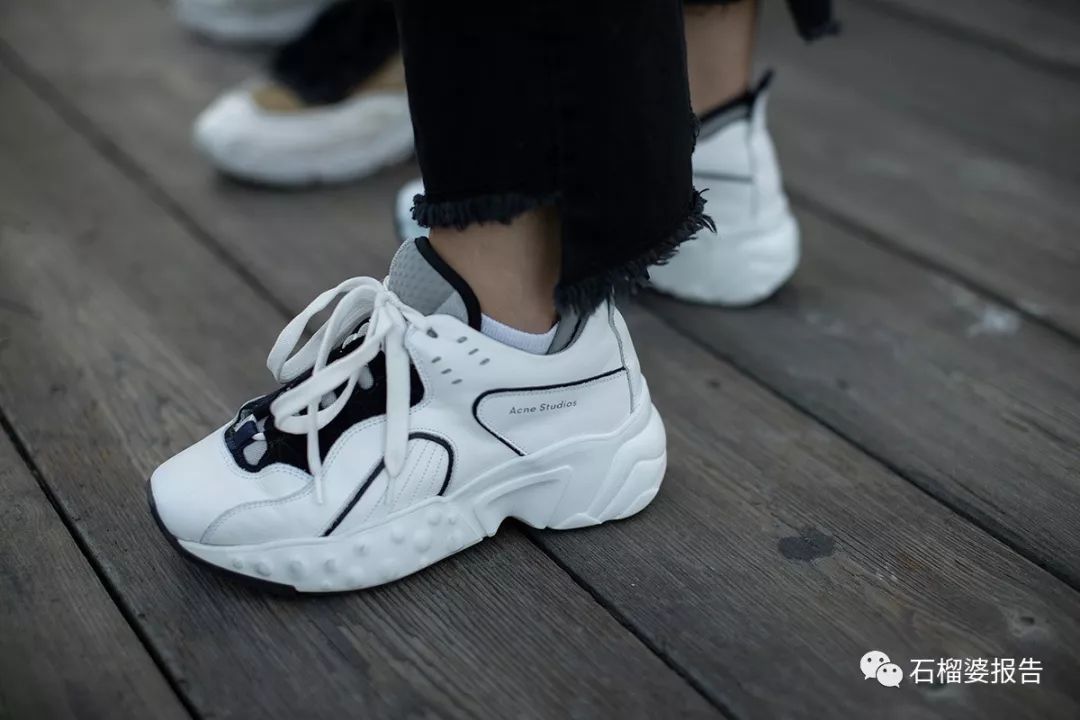 今年最流行的小黑鞋,小白鞋和拼色熊猫鞋哪个更好搭配