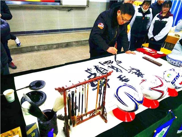 以球会友感受青山绿水红钢城别样精彩