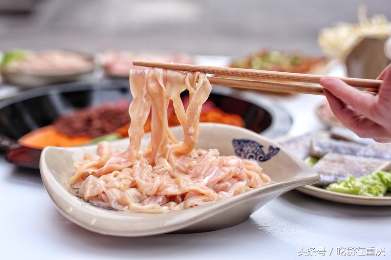 红得彻底，辣得翻天，“哈儿军长”的火锅逗是不一样