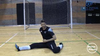 门将k字形封堵劈叉,5人足球门将出击教学