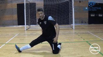 门将k字形封堵劈叉,5人足球门将出击教学