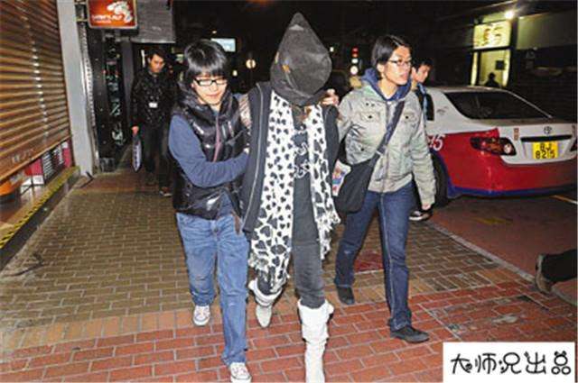 女孩把*品毒**藏到*处私**以为瞒天过海，想不到警察技高一筹