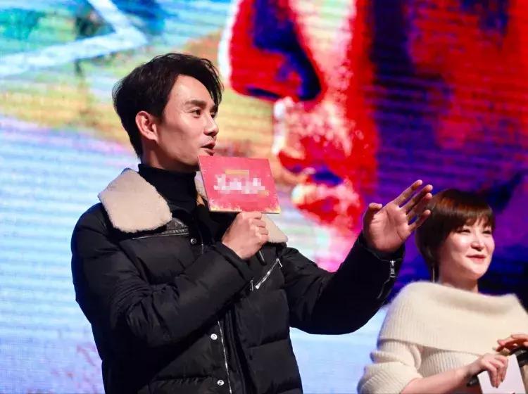 刘雯衣服怎么穿好看,冬季刘雯穿衣搭配