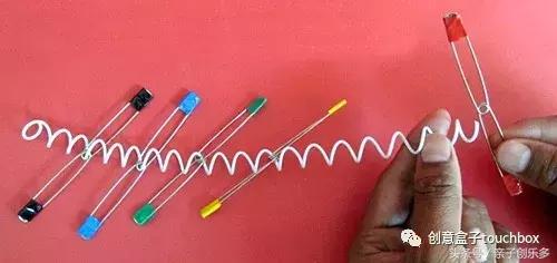 周末在家给孩子做什么玩具,熊孩子在家玩手机