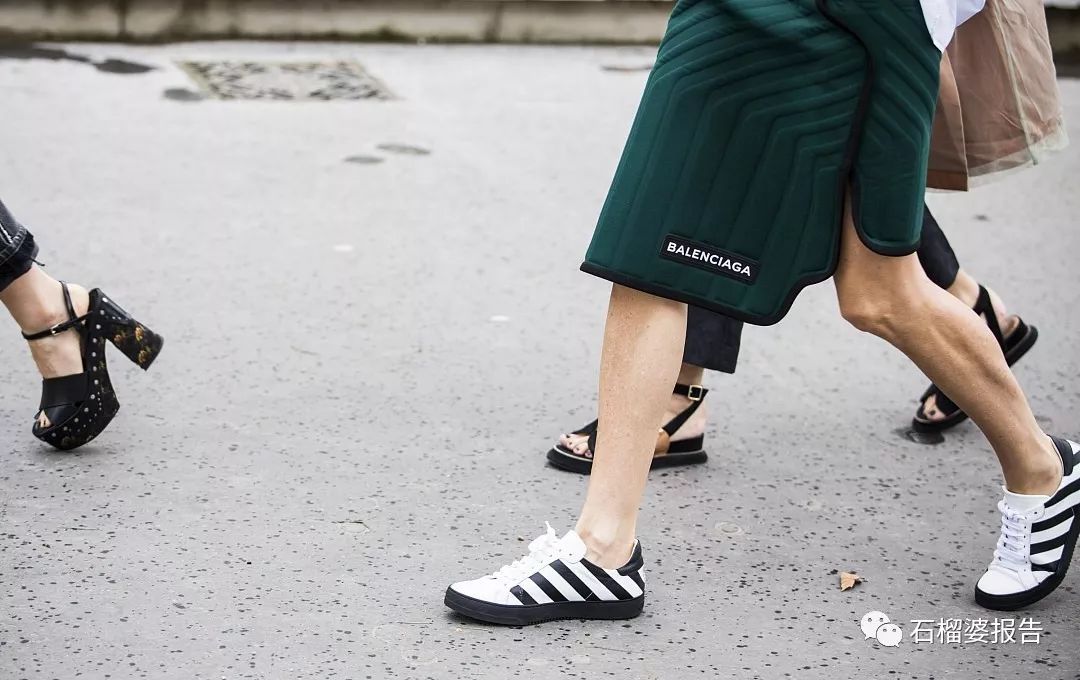 今年最流行的小黑鞋,小白鞋和拼色熊猫鞋哪个更好搭配