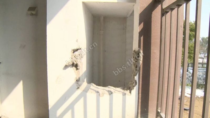 泰州大爷拿到*迁拆**安置房，墙体竟然有蛇皮袋！