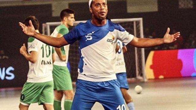 小罗五人制足球,足球精灵小罗过人技巧