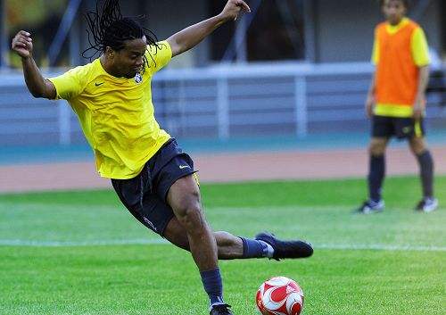 小罗五人制足球,足球精灵小罗过人技巧